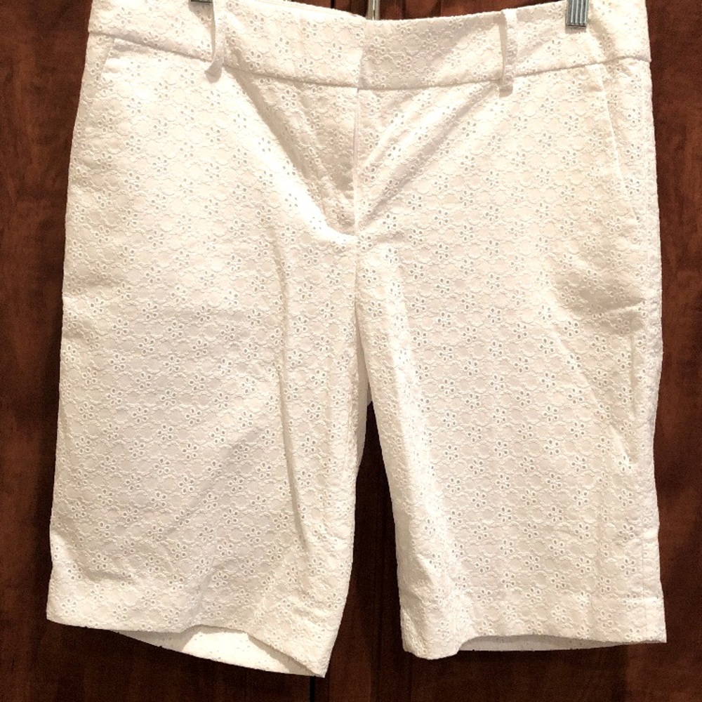 Ann Taylor Women's Bermuda-Length Shorts-Patterned, White, Size 6